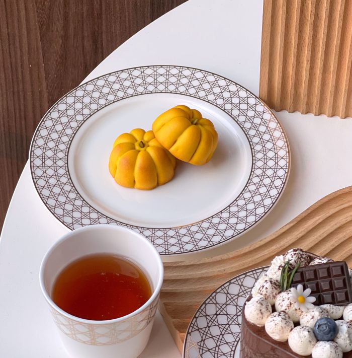 NIGO Dior European Simple Gold Lattice Pattern Bone China Tableware 10-piece Set Configuration: Flat Plate + Bone Plate + Rice Bowl + Soup Spoon + Cup [each 2 Pieces] With Gift Box Package #nigo73147