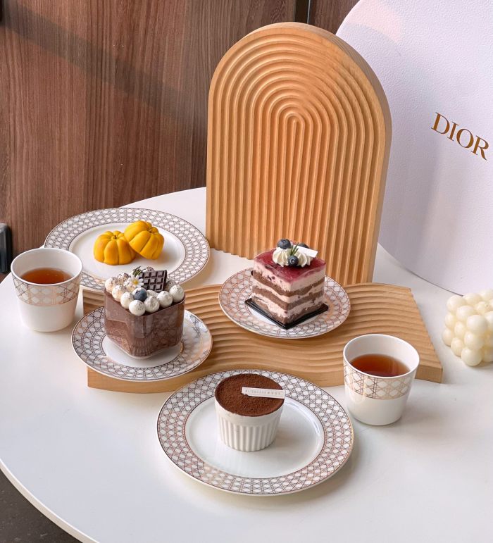 NIGO Dior European Simple Gold Lattice Pattern Bone China Tableware 10-piece Set Configuration: Flat Plate + Bone Plate + Rice Bowl + Soup Spoon + Cup [each 2 Pieces] With Gift Box Package #nigo73147