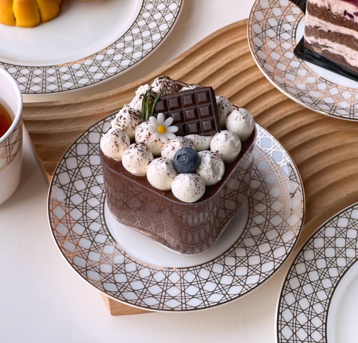 NIGO Dior European Simple Gold Lattice Pattern Bone China Tableware 10-piece Set Configuration: Flat Plate + Bone Plate + Rice Bowl + Soup Spoon + Cup [each 2 Pieces] With Gift Box Package #nigo73147