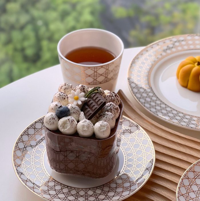 NIGO Dior European Simple Gold Lattice Pattern Bone China Tableware 10-piece Set Configuration: Flat Plate + Bone Plate + Rice Bowl + Soup Spoon + Cup [each 2 Pieces] With Gift Box Package #nigo73147