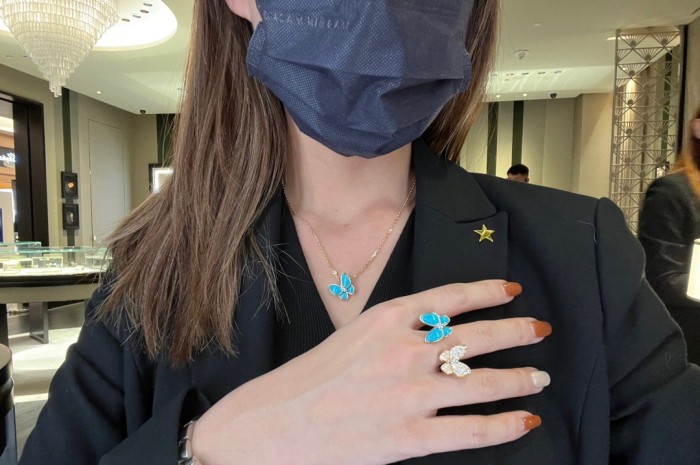 NIGO Van Cleef&Arpels Women's Exquisite And Elegant V-Gold Material Two Butterfly Finger Ring, Pendant Necklace, Earring Set Accessories #nigo71634