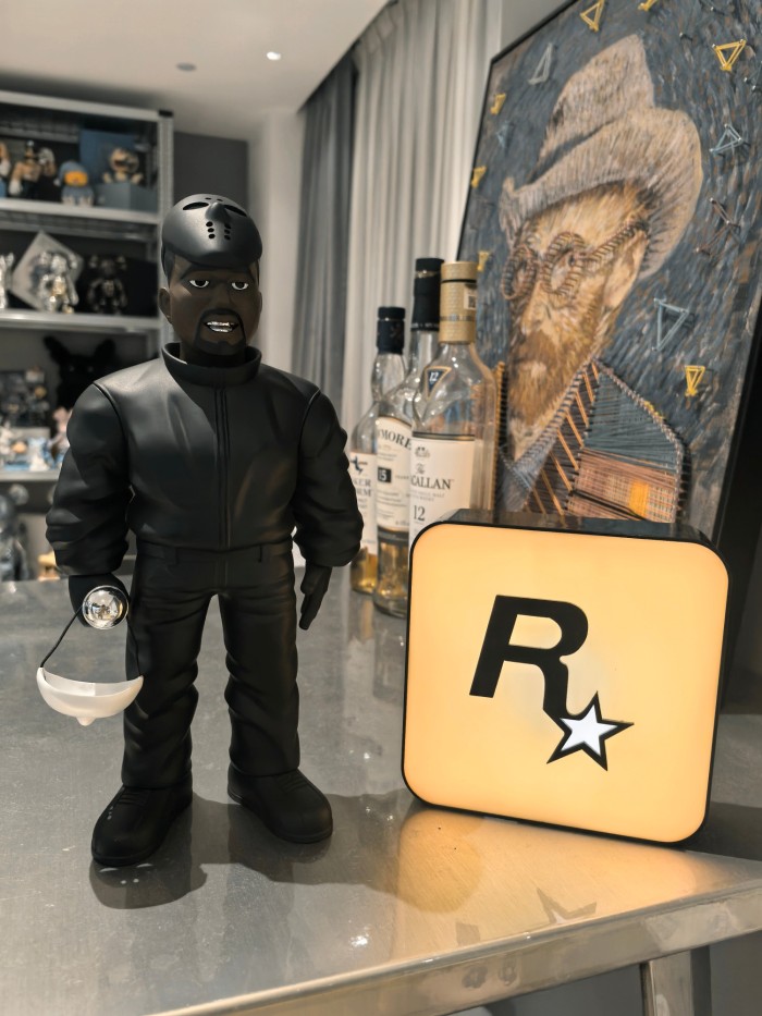 NIGO kanye west Fashion Kanye Play Character Hand Puppet With Two Masks Silver Microphone Creative Desktop Ornaments Jewelry Ngvp #nigo9327