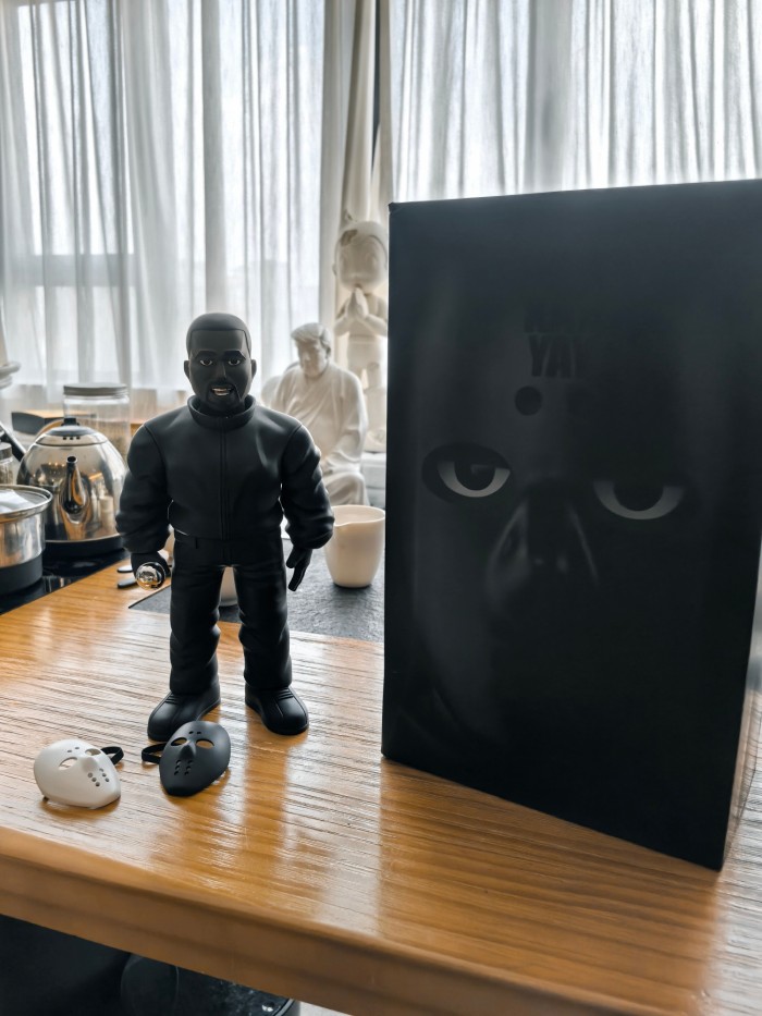 NIGO kanye west Fashion Kanye Play Character Hand Puppet With Two Masks Silver Microphone Creative Desktop Ornaments Jewelry Ngvp #nigo9327