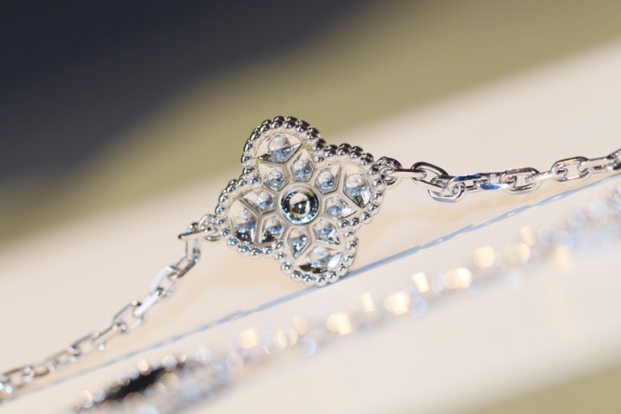 NIGO Van Cleef & Arpels Clover Peterstone 20 Flower Necklace Sweater Chain Jewelry #nigo73533