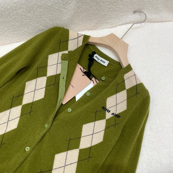 NIGO MiuMiu Women's Spring And Autumn Colorblocking Diamond Applique Knitted Round Neck Single Breasted Long Sleeved Jacket #nigo73853