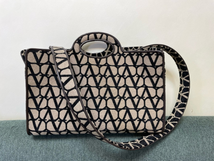 NIGO Valentino Women‘s Solid Color Detachable Shoulder Strap V Logo Leather Tote Bag Shopper Shoulder Bags #nigo73975
