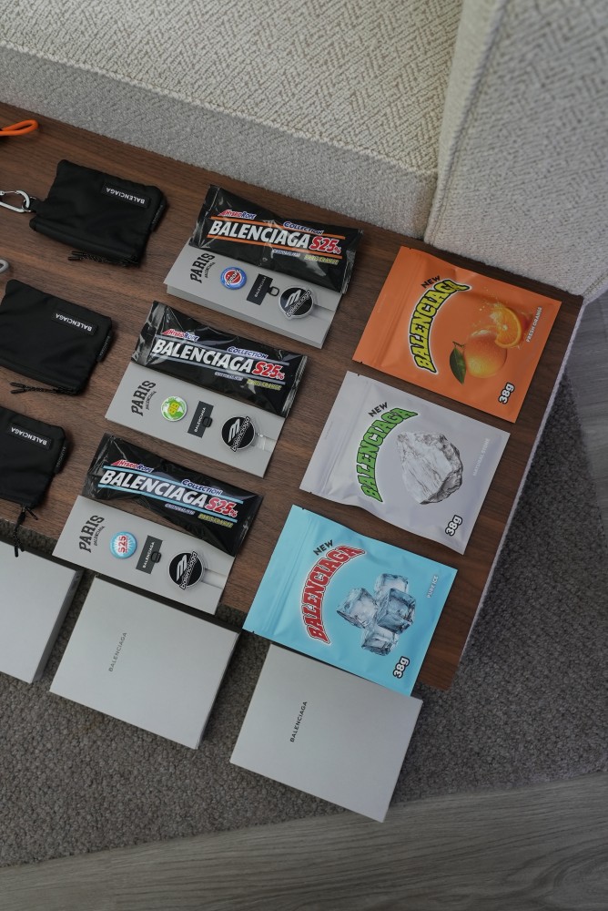 NIGO Balenciaga Mobile Phone Charging Cable & Lanyard Cell Phone Holder Rope Bag Connecting Spacer Portable Double Bag Coin Purse Cyper Bag Set Case Accessories #nigo76832