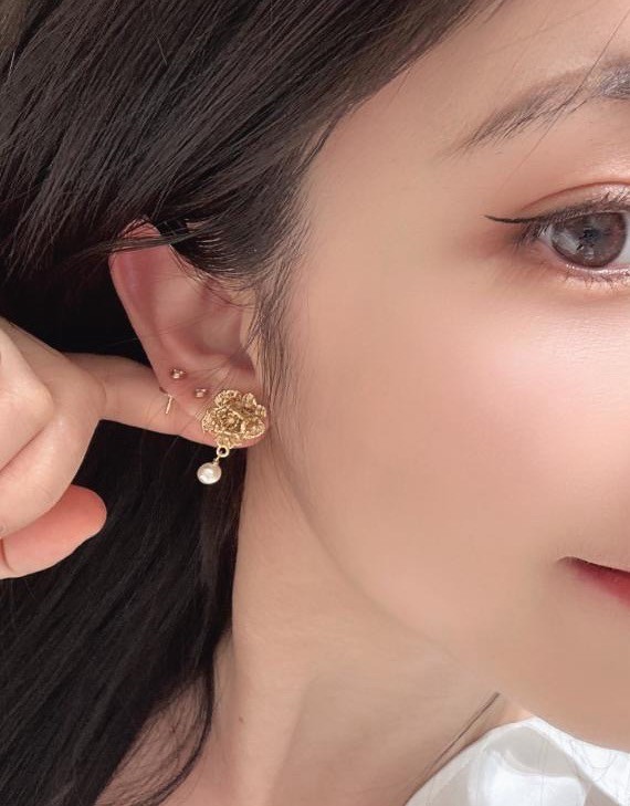 NIGO Jardin de Dior Women's Asymmetrical Drop Earring With Golden Flower Design Resin Pearls Jewelry Accessories #nigo77643