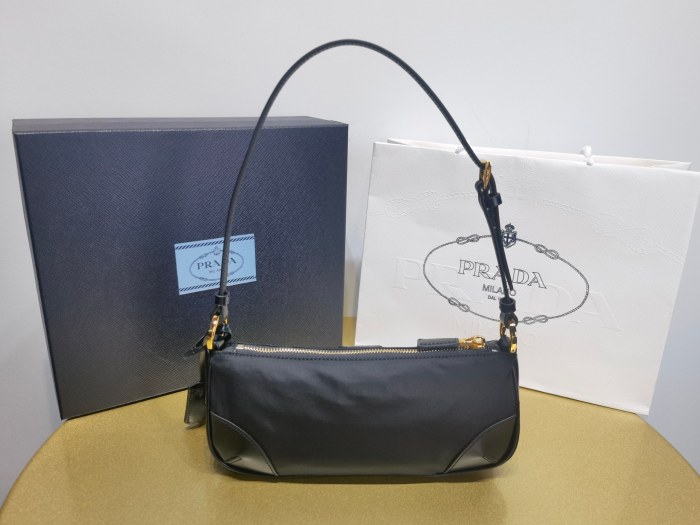 NIGO Prada Re-Edition 2002 Women's Solid Color Re-Nylon And Brushed Leather Shoulder Bag Bags #nigo77949