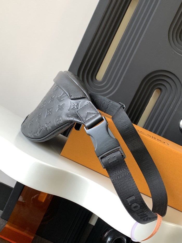 NIGO Louis Vuitton Men's DISCOVERY Small Waist Bag Logo Embossed Cowhide Chest Bag Solid Color Casual Shoulder Bag Bags M46036 #nigo81396