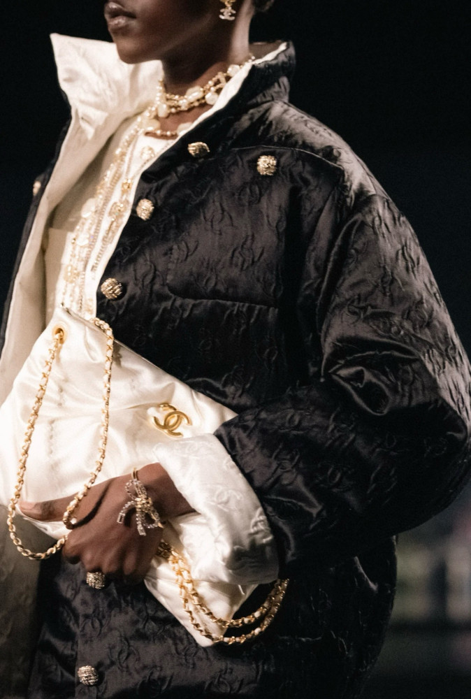 NIGO Chanel Métiers D’art Women's Fall/Winter Fashion Classic Subtle Jacquard Vertical Button Silk Cotton Blend Coat Round Neck Jacquard Jacket #nigo78563