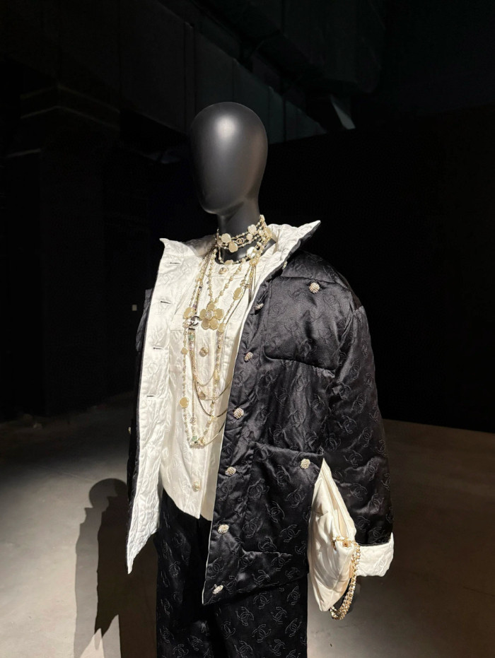 NIGO Chanel Métiers D’art Women's Fall/Winter Fashion Classic Subtle Jacquard Vertical Button Silk Cotton Blend Coat Round Neck Jacquard Jacket #nigo78563