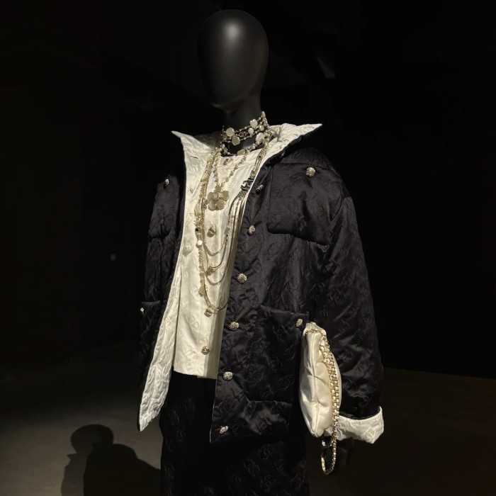 NIGO Chanel Métiers D’art Women's Fall/Winter Fashion Classic Subtle Jacquard Vertical Button Silk Cotton Blend Coat Round Neck Jacquard Jacket #nigo78563