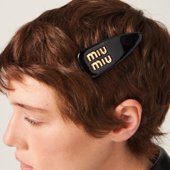 NIGO MiuMiu Women's 3D Logo-Embellished Solid-Color Patent Leather Hair Clip With Velvet Hair Accessory #nigo81551