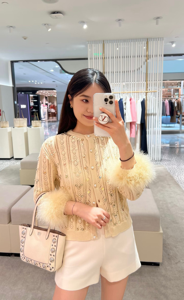 NIGO Valentino Women's Fall/Winter Beaded Solid-Color Embroidered Feather-Sleeve Crew Neck Single-bleated Button Knit Cardigan Ngvp #nigo2381