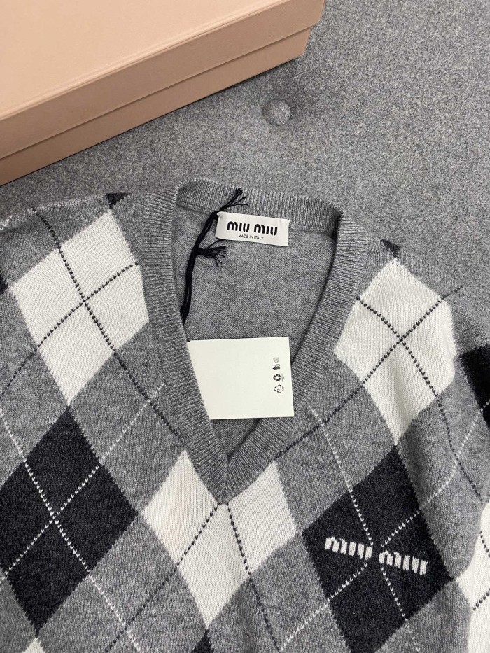 NIGO MiuMiu Women's Fall/Winter Fashion Casual V Neck Diamond Check Cashmere Knit Sweater #nigo79391