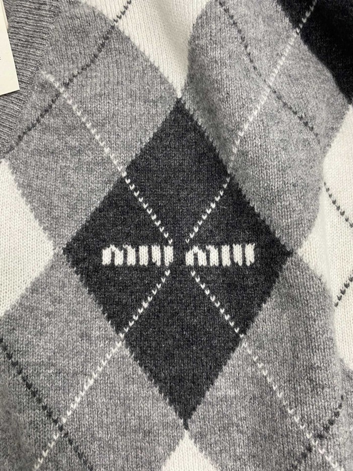 NIGO MiuMiu Women's Fall/Winter Fashion Casual V Neck Diamond Check Cashmere Knit Sweater #nigo79391