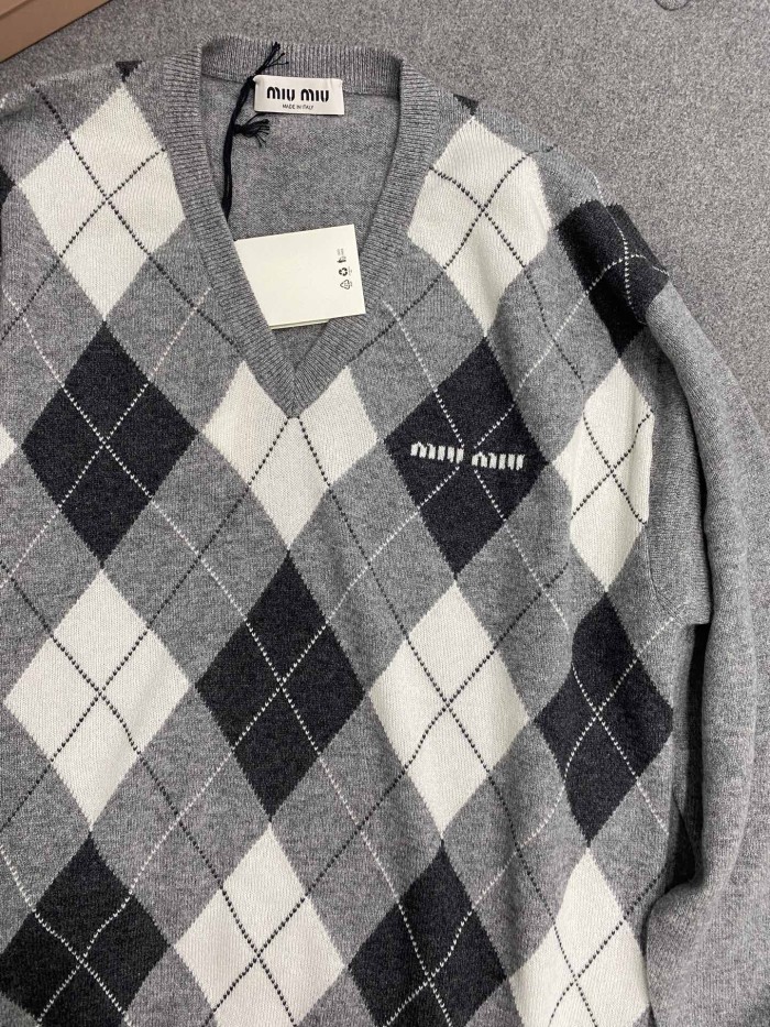 NIGO MiuMiu Women's Fall/Winter Fashion Casual V Neck Diamond Check Cashmere Knit Sweater #nigo79391