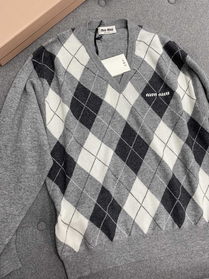 NIGO MiuMiu Women's Fall/Winter Fashion Casual V Neck Diamond Check Cashmere Knit Sweater #nigo79391