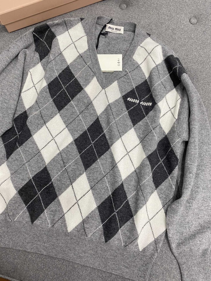 NIGO MiuMiu Women's Fall/Winter Fashion Casual V Neck Diamond Check Cashmere Knit Sweater #nigo79391