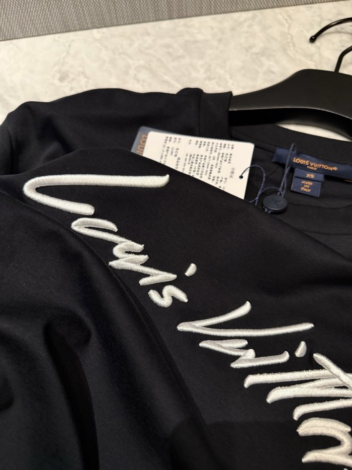 NIGO LOUIS VUITTON Women's and Men's Handwritten Logo T-shirt Simple Basic Style Embroidered letters ##nigo332341