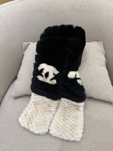NIGO Chanel Women'S Coral Velvet Black And White Color Block Scarf #nigo3332120