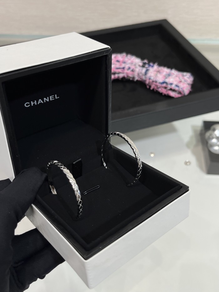 NIGO Chanel Coco Crush Hoop Earrings White Gold J12094 #nigo336970