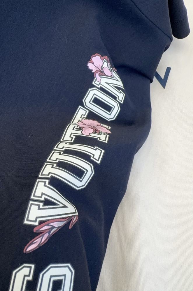LOUIS VUITTON Signature Print T-Shirt #381600
