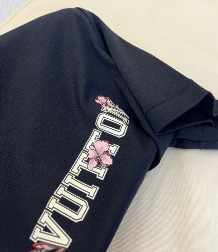 LOUIS VUITTON Signature Print T-Shirt #381600