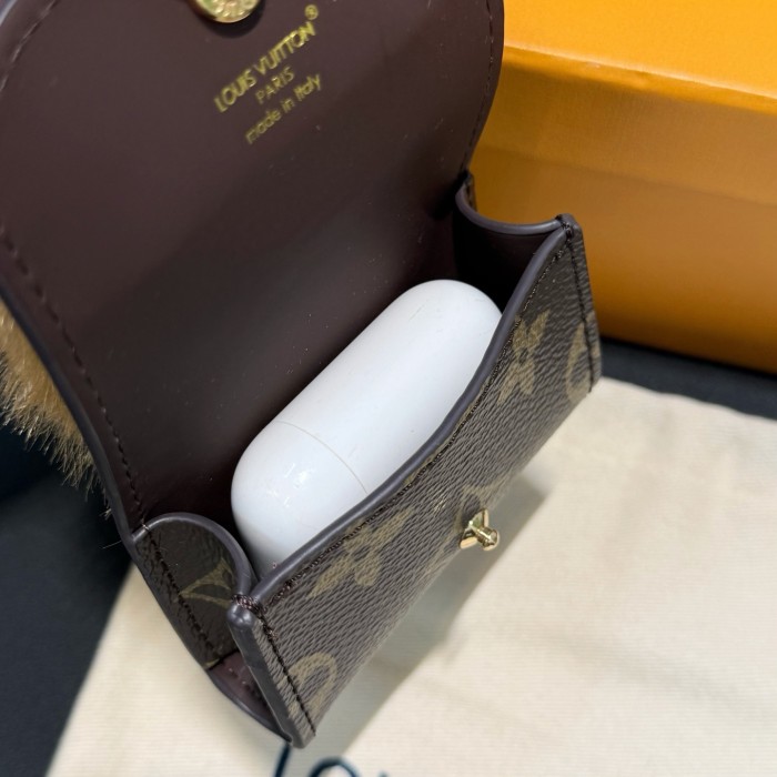 LOUIS VUITTON LV Acorn Pouch S00 Accessories #382585