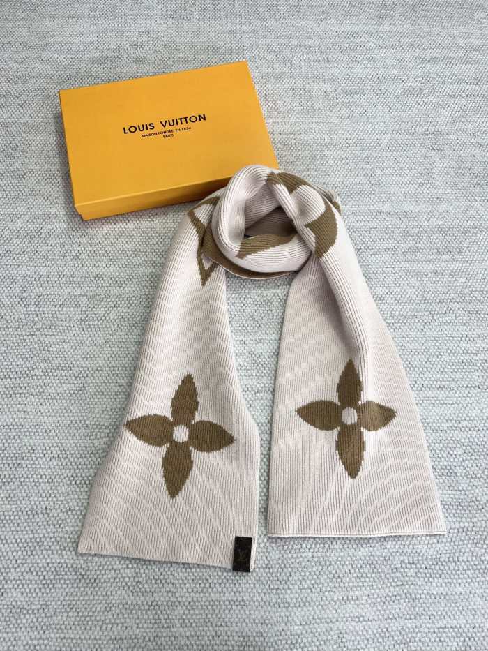 LOUIS VUITTON Women's LV Medallion Knit Scarf #384949