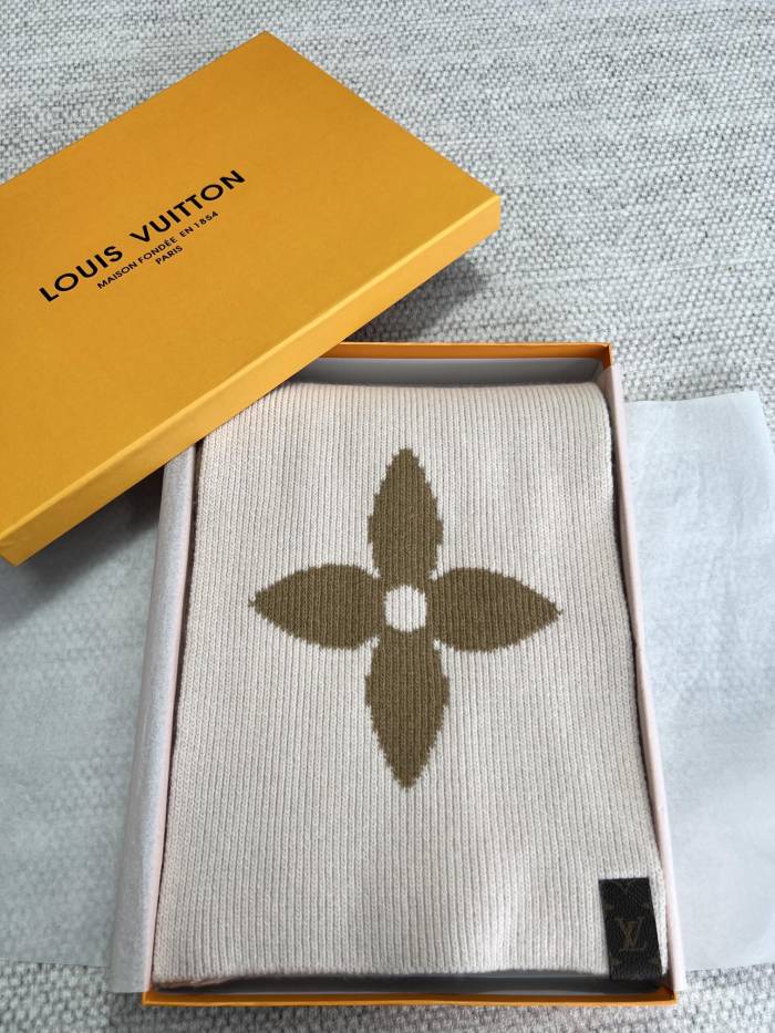 LOUIS VUITTON Women's LV Medallion Knit Scarf #384949