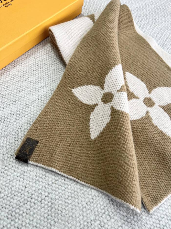 LOUIS VUITTON Women's LV Medallion Knit Scarf #384949