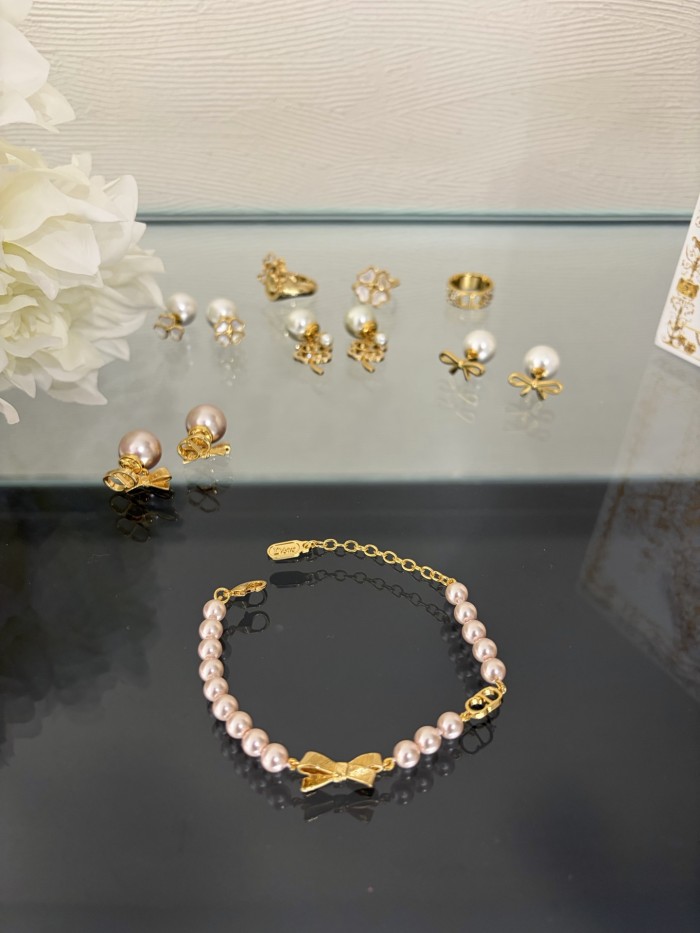 DIOR CD Bow Bracelet Gold-Finish Metal and Iridescent Pink Resin Pearls #385651
