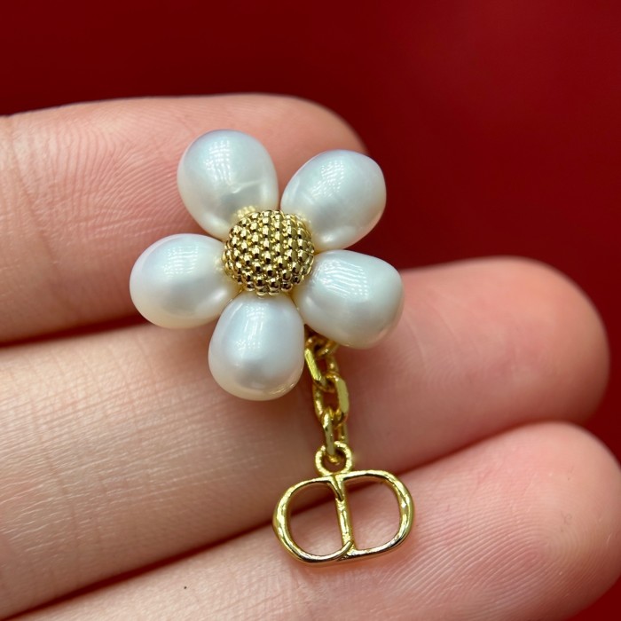 DIOR Dioriviera Brush Bloom Earrings Gold-Finish Metal Freshwater Pearls and White Resin Pearl #385657