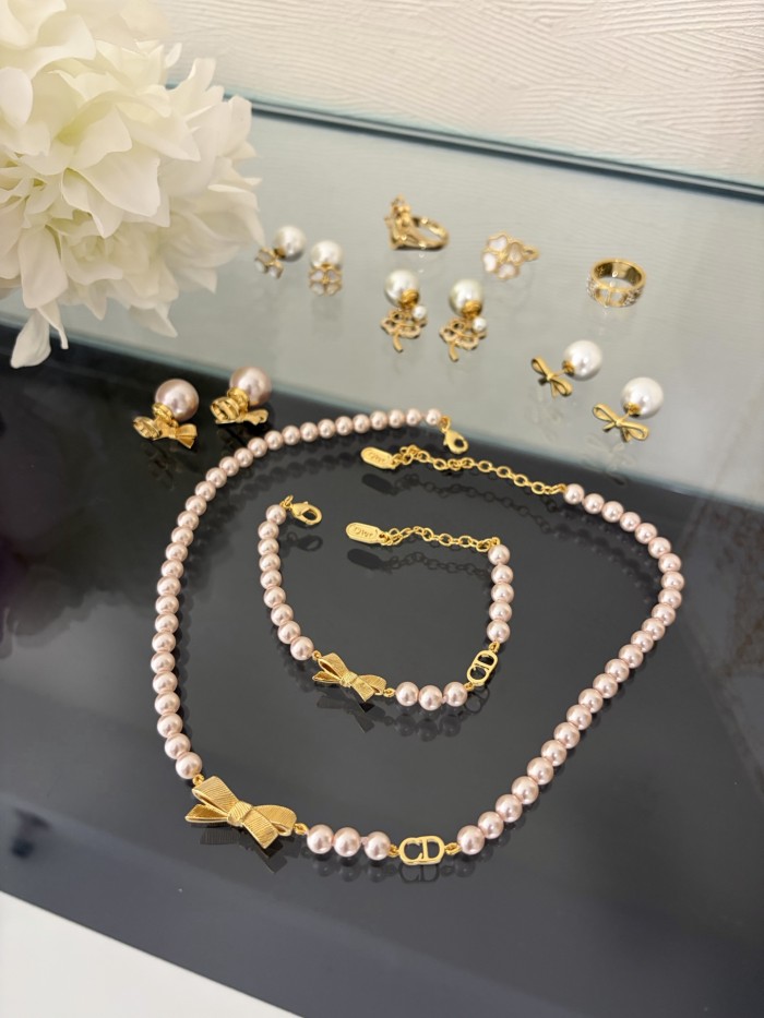 DIOR CD Bow Bracelet Gold-Finish Metal and Iridescent Pink Resin Pearls #385651