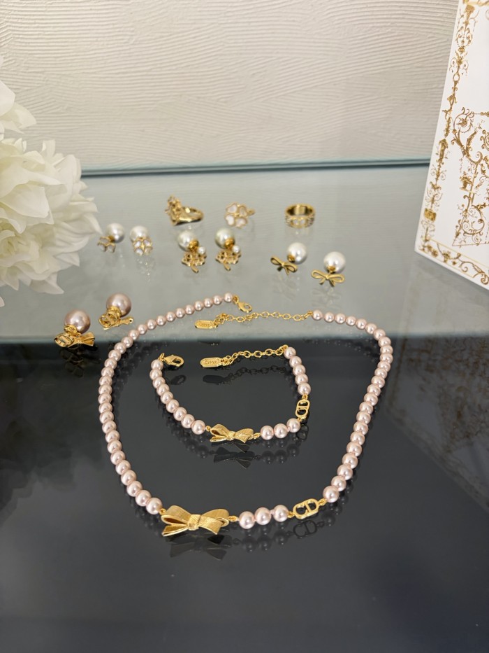 DIOR CD Bow Necklace Gold-Finish Metal and Iridescent Pink Resin Pearls #385650