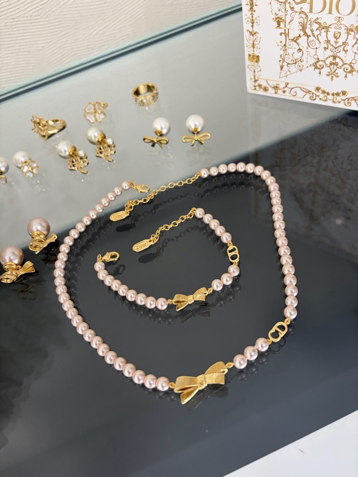 DIOR CD Bow Bracelet Gold-Finish Metal and Iridescent Pink Resin Pearls #385651