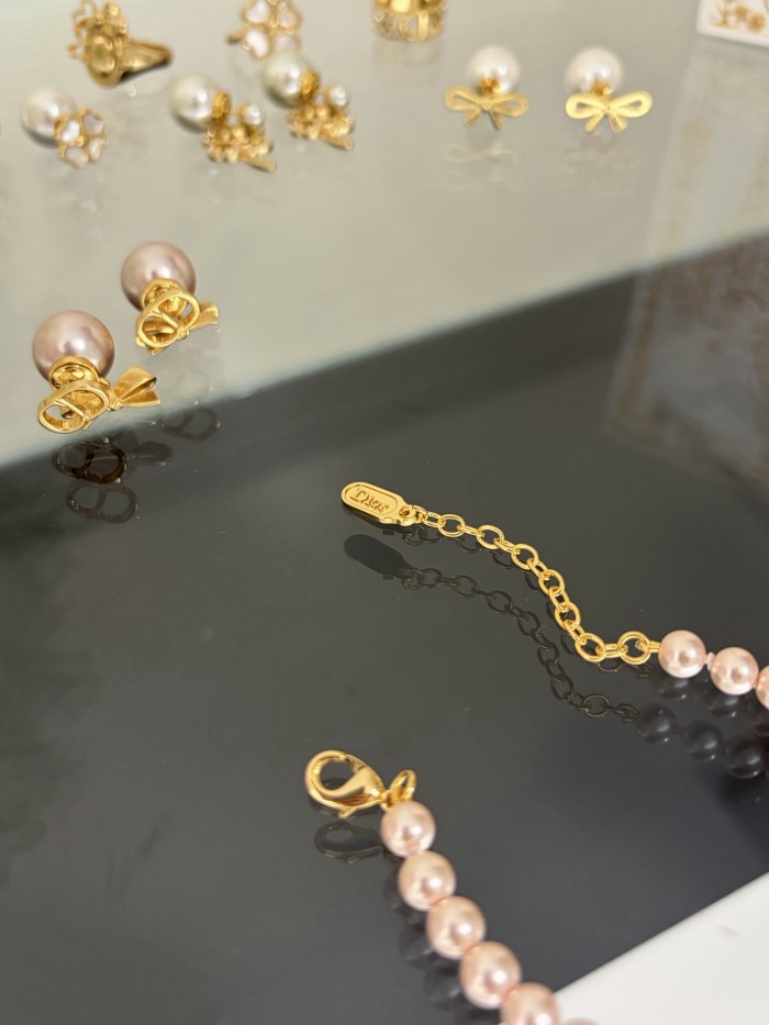 DIOR CD Bow Bracelet Gold-Finish Metal and Iridescent Pink Resin Pearls #385651