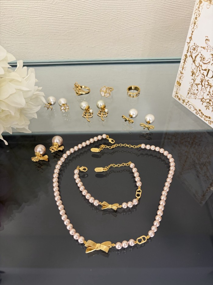 DIOR CD Bow Bracelet Gold-Finish Metal and Iridescent Pink Resin Pearls #385651