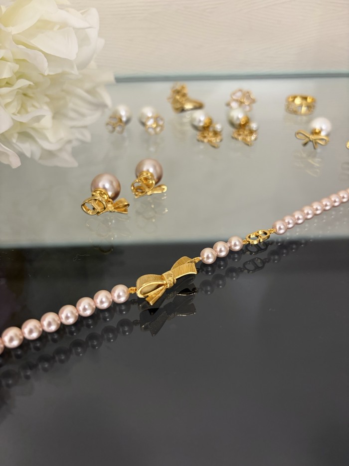 DIOR CD Bow Necklace Gold-Finish Metal and Iridescent Pink Resin Pearls #385650
