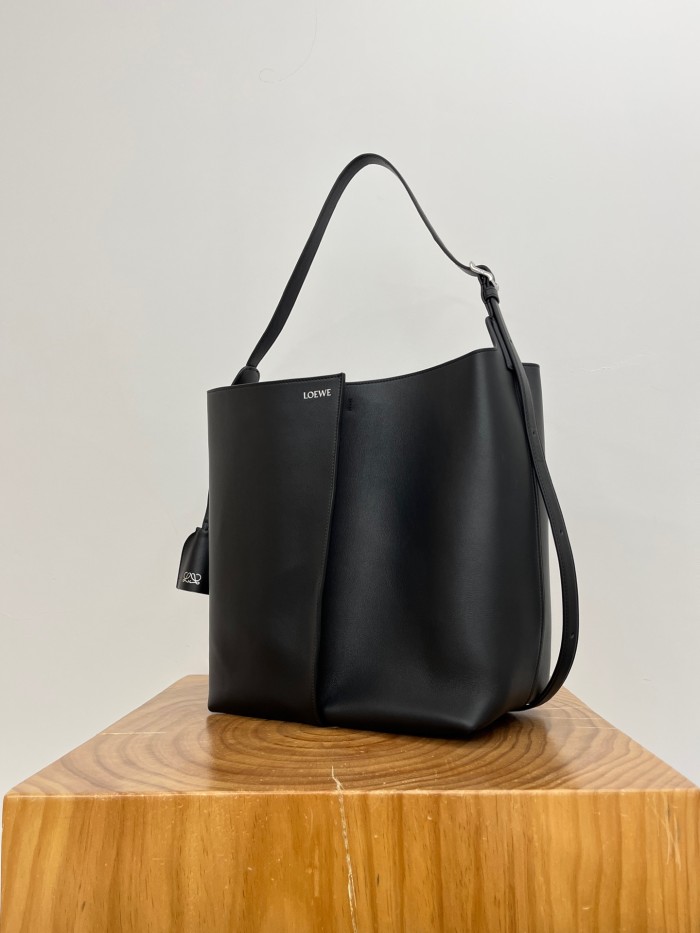 Loewe Large Bilbao Bucket in Smooth Calfskin #386018