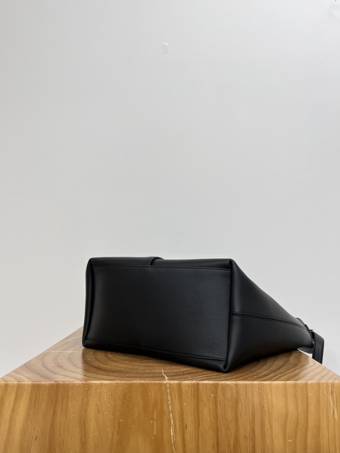 Loewe Large Bilbao Bucket in Smooth Calfskin #386018