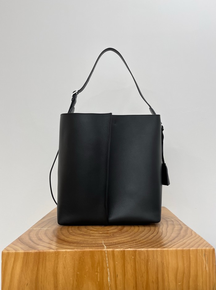 Loewe Large Bilbao Bucket in Smooth Calfskin #386018