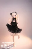 黒レースのゴシック衣装をまとい、片足を上げて手を振る仕草は無邪気で軽やか アダルト 人形
