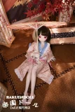 淡い花柄の和装に身を包み、和傘を手に畳へ座る姿のアニメドール