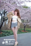 正面画像 美しい体の曲線 立っている姿 ダッチドール