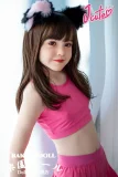 ピンクのトップスにスカートを着てる妹系低身長ラブド ル