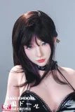 sexdoll レザー調ワンピースが映えるスタイリッシュなドール サイドビュー