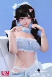 頬をふくらませたような表情と指先を添えるしぐさが小悪魔ラブドール